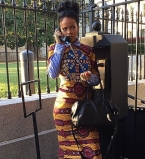 Рианна диктует моду на старые мобильные телефоны