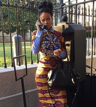 Рианна диктует моду на старые мобильные телефоны