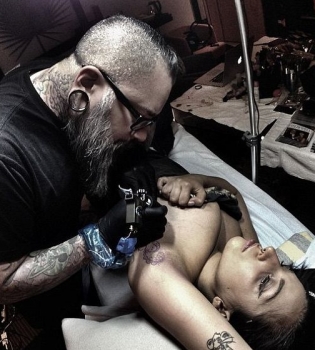 Леди Гага сделала новую татуировку