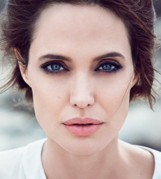 Анджелина Джоли снялась в новой фотосессии