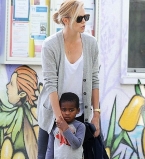 Шарлиз Терон показала подросшего сына