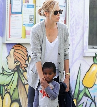 Шарлиз Терон показала подросшего сына