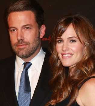 Бен Аффлек вышел в свет со своей красавицей-женой