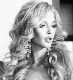 Сексуальная блондинка из новой ВИА Гры показала стройные формы