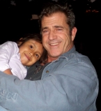 Мел Гибсон на прогулке с дочкой