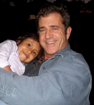 Мел Гибсон на прогулке с дочкой