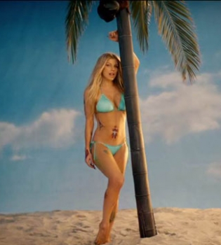 Ферги показала фигуру в бикини