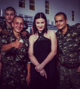 Анастасия Приходько с украинскими солдатами