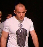 Алексей Олейник носит футболку с Путиным