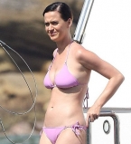 Кэти Перри хвастается фигурой в бикини