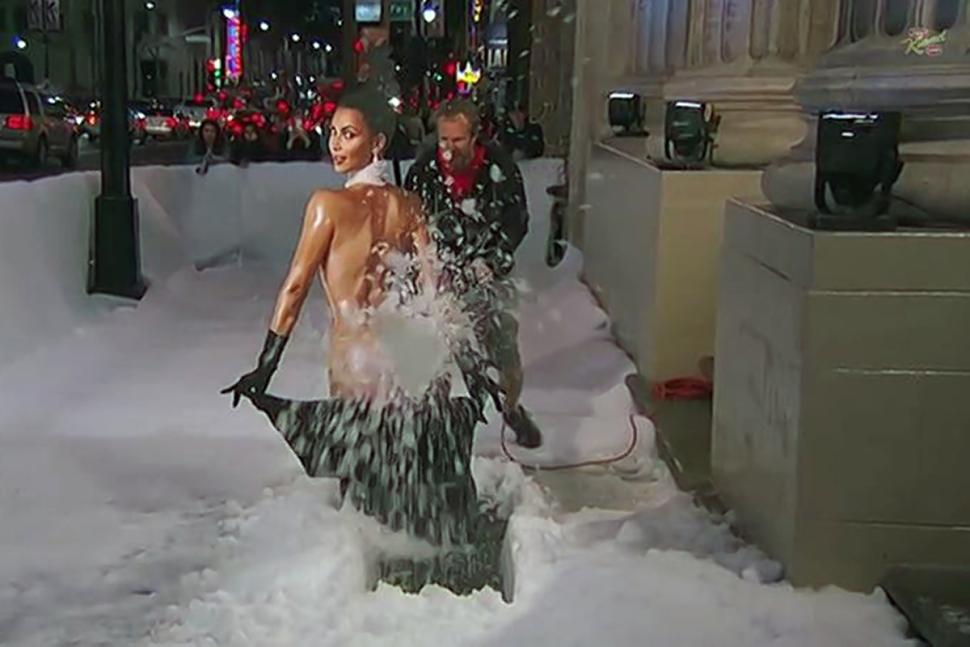 Ким Кардашьян украсила снегоуборочную машину Джимми Киммела