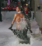 Ким Кардашьян украсила снегоуборочную машину Джимми Киммела