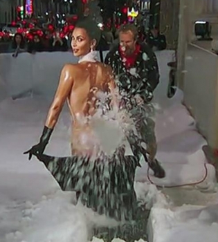 Ким Кардашьян украсила снегоуборочную машину Джимми Киммела