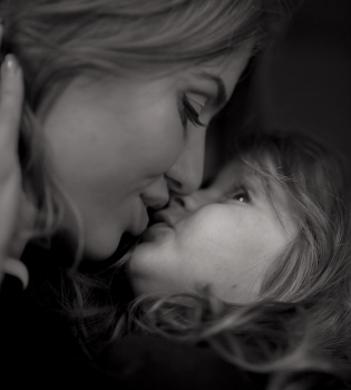 Виктория Боня не может оторваться от любимой дочурки