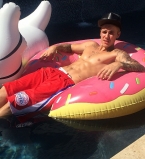 Джастин Бибер в бассейне