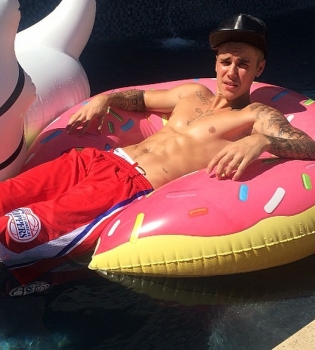 Джастин Бибер в бассейне