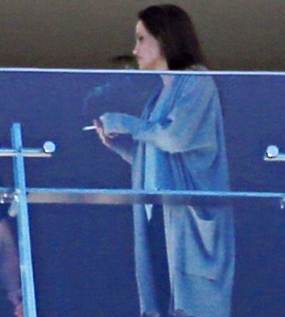 Анджелина Джоли начала курить