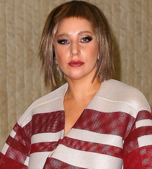 Леди ГаГа похвасталась новой стрижкой