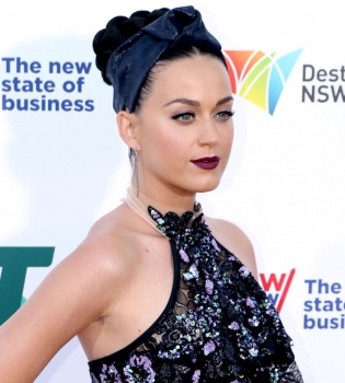 Кэти Перри вышла в свет в прозрачной юбке