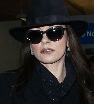 Кэтрин Зета-Джонс попала под прицел папарацци