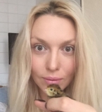 Оля Полякова организовала инкубатор на дому