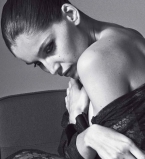 Летиция Каста появилась обнаженной в новой фотосессии