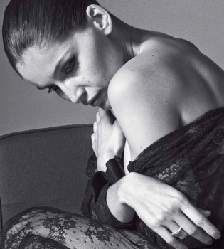 Летиция Каста появилась обнаженной в новой фотосессии