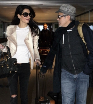 Джордж Клуни и Амаль Аламуддин в аэропорту Хитроу