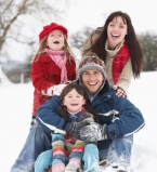 Счастливая семья зимой