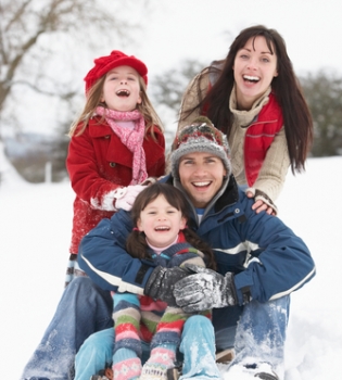 Счастливая семья зимой