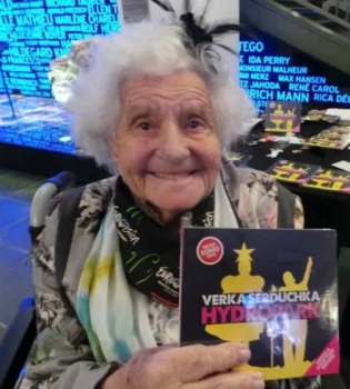 Верка Сердючка упала на колени перед 105-летней поклонницей