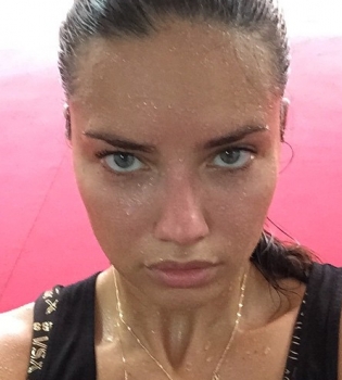 Адриана Лима без макияжа