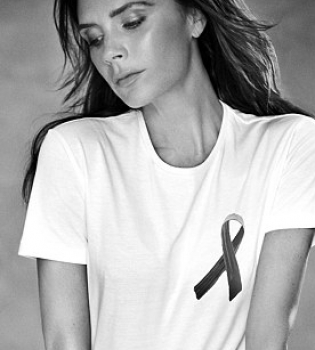 Виктория Бекхэм представила дизайнерскую футболку