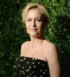 Джиллиан Андерсон блеснула красотой на вручении театральной премии в Лондоне