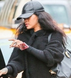 Рианна появилась на публике в прозрачном топе