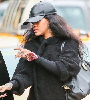 Рианна появилась на публике в прозрачном топе