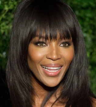 Наоми Кэмпбелл вышла в свет в откровенном платье