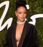 Рианна появилась на фэшн-церемонии в откровенном наряде