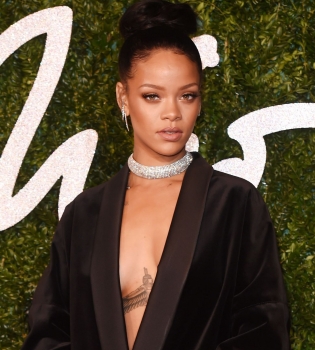 Рианна появилась на фэшн-церемонии в откровенном наряде