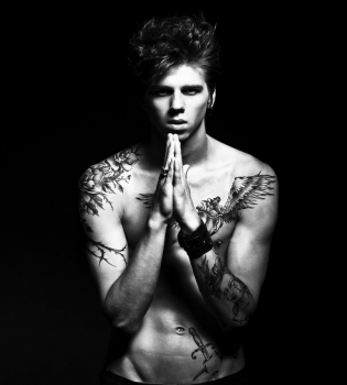 Александр Лещенко впервые рассказал о татуировках