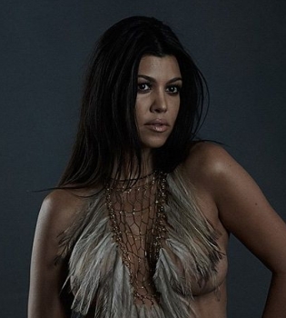 Кортни Кардашьян полностью обнажилась