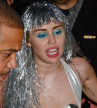 Майли Сайрус шокировала появлением на публике топлес