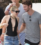 Майли Сайрус и Патрик Шварценеггер на пляжной вечеринке