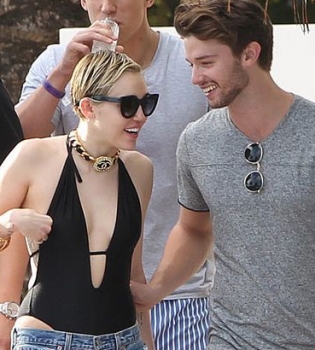 Майли Сайрус и Патрик Шварценеггер на пляжной вечеринке
