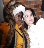 Анджелина Джоли встала на колени, чтобы сделать селфи с поклонницей