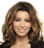 Джессика Бил скрывает беременность под спортивной одеждой