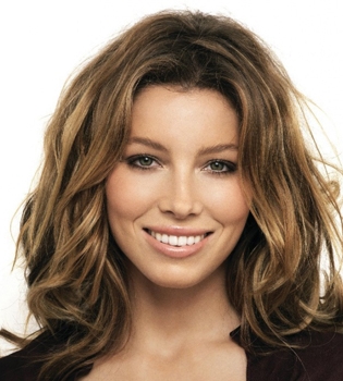 Джессика Бил скрывает беременность под спортивной одеждой