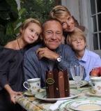 Андрей Кончаловский и Юлия Высоцкая с детьми