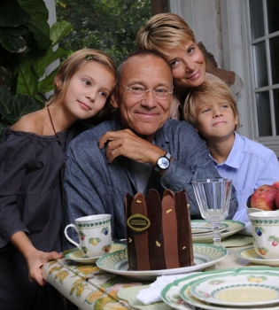 Андрей Кончаловский и Юлия Высоцкая с детьми