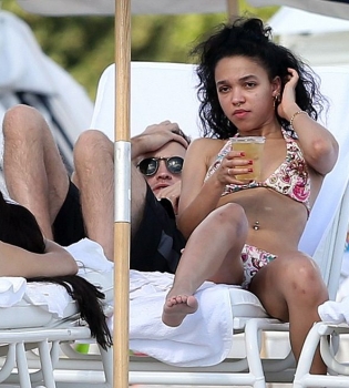 Роберт Паттинсон и Талия Бернетт не скрывают страстных чувств